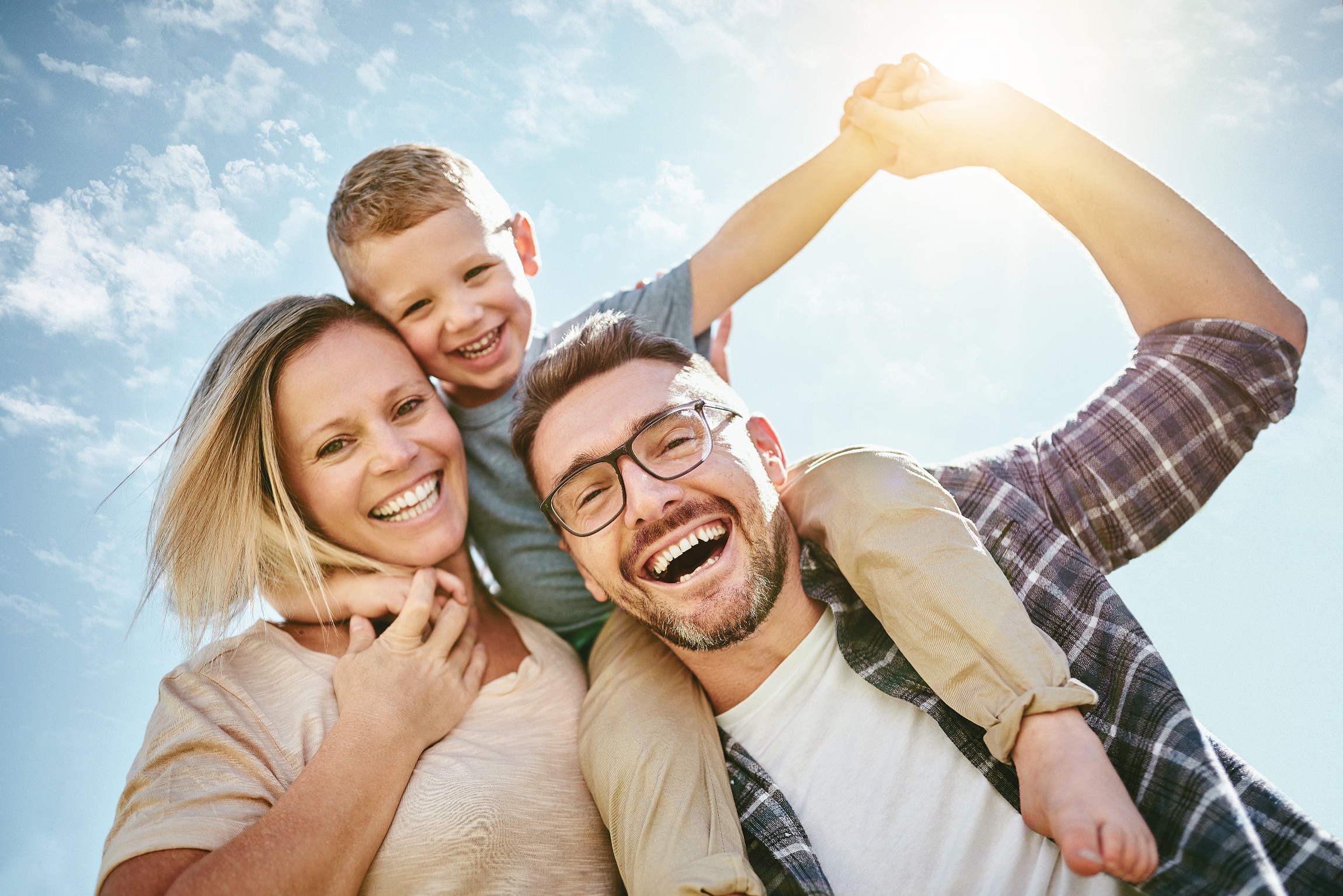 Fröhliche Familie blickt gemeinsam in die Kamera